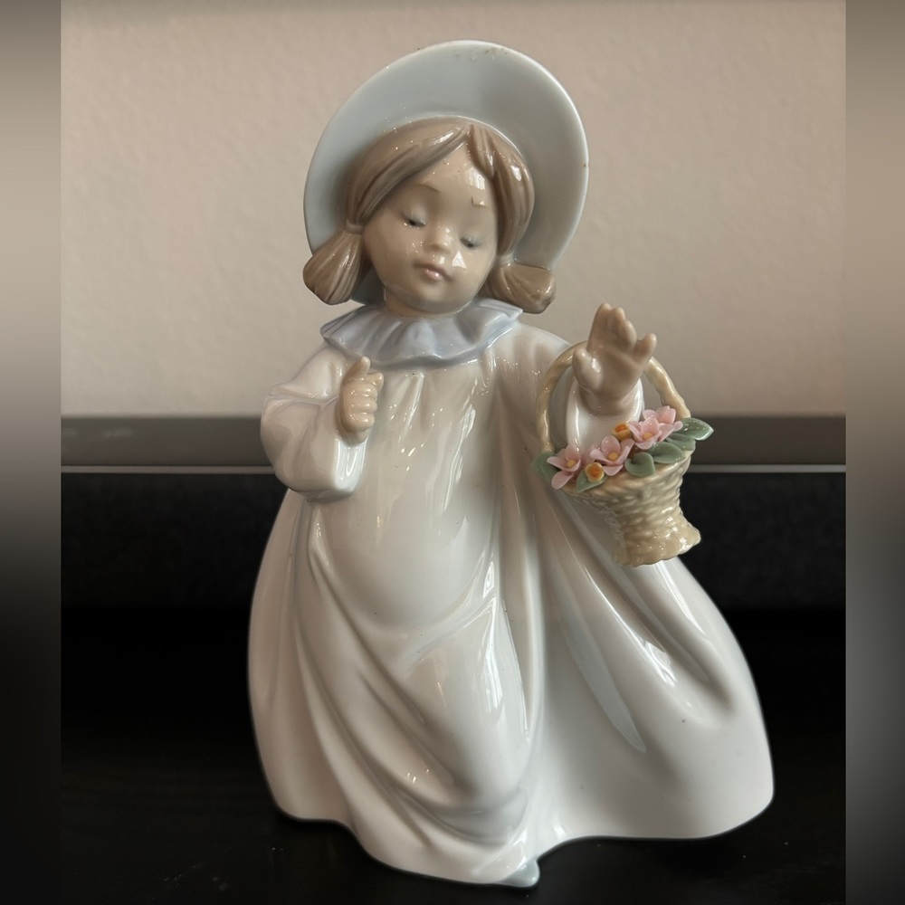 Lladro Dreams 6684 IN BOX (retired)